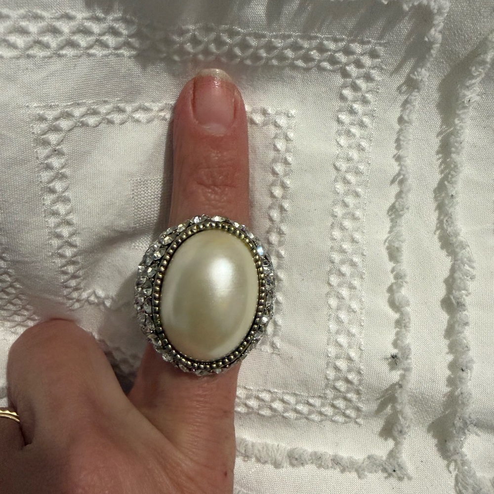 Vintage 90’s and Elegant Pearl and rhinestone  Women's Ring stretch band